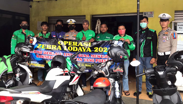Satuan Lalulintas Polres Banjar usai melakukan sosialisasi tertib lalulintas kepada sejumlah pengemudi Ojek Online. (Foto: dok Humas Polres Banjar)