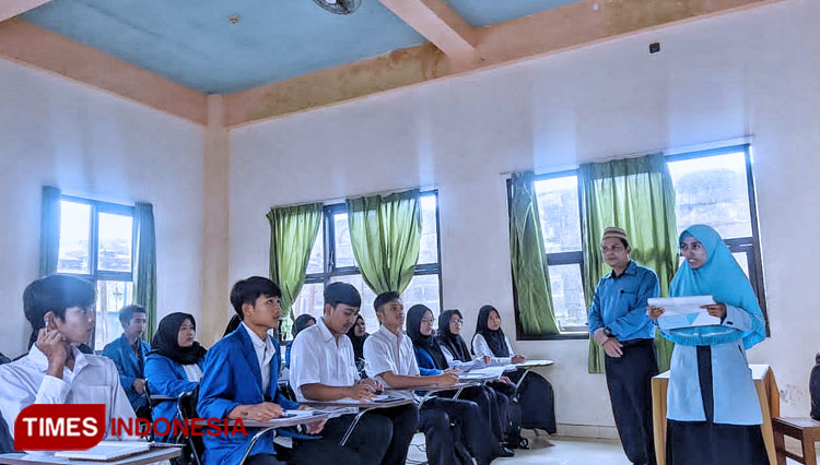 Suasana perkuliahan tatap muka di STKIP PGRI Pacitan. (FOTO: Yusuf Arifai/TIMES Indonesia)