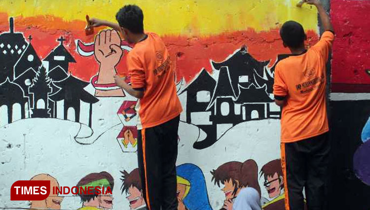 Beradu Kreasi, Ratusan Siswa SMP Sulap Lapangan Parkir Jadi Penuh Seni Mural