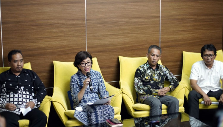 Rektor UGM Prof Ova Emilia saat menggelar konferensi pers. (FOTO: Humas UGM)