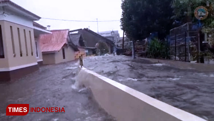 Air hujan yang meluap di Sungai Code Yogyakarta. (FOTO: Dok. TIMES Indonesia)