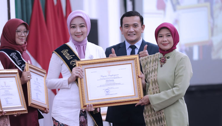 Penyerahan penghargaan diberikan oleh Direktur PAUD Kemendikbudristek, Komalasari kepada Atalia Praratya Kamil, di Aula Barat Gedung Sate, Kota Bandung, Selasa (11/10/2022). (Foto: Humas Jabar)