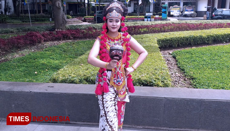 Puan Dara Insanulkamil (19), penari Topeng Benjang asal Ujungberung , Bandung. (FOTO: Megha Nugraha/TIMES Indonesia)