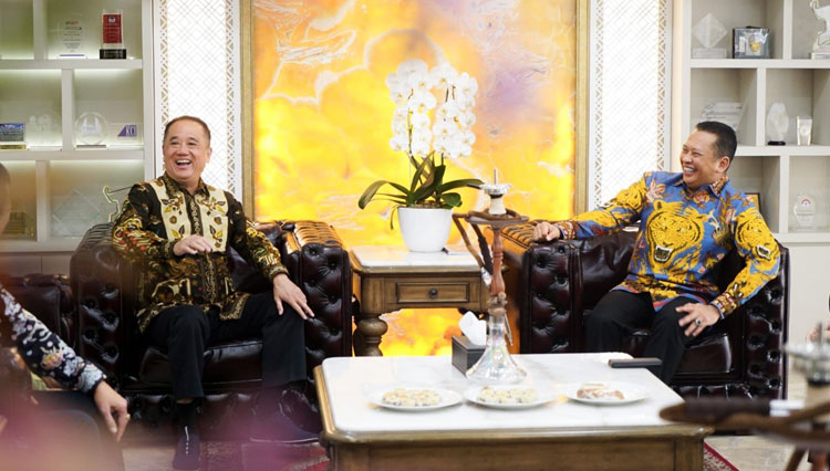 Ketua MPR RI Bambang Soesatyo menerima pengurus PSMTI, di Jakarta, Kamis (13/10/2022). (foto: dok MPR RI)