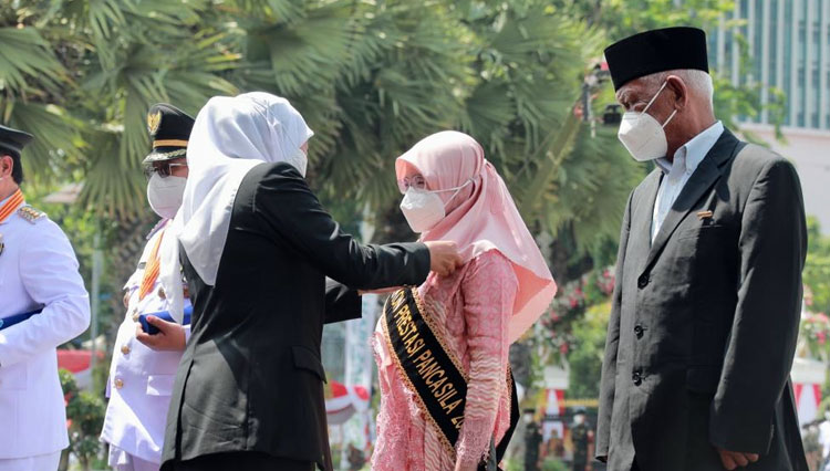 Si Jenius Cleona Terima Lencana Emas Jer Basuki Mawa Beya dari Gubernur Khofifah
