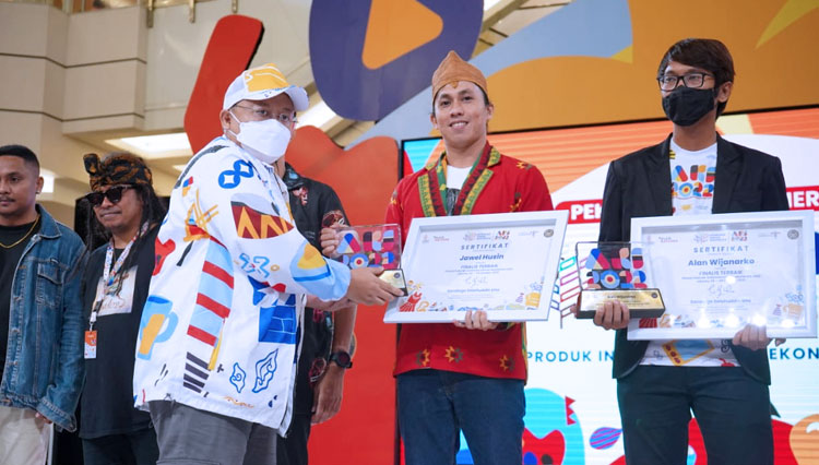 Jawel Husin saat menerima penghargaan Karya Musik Terbaik 2022 dari AKI Kemenparekraf. (Foto: Dok. Pribadi)