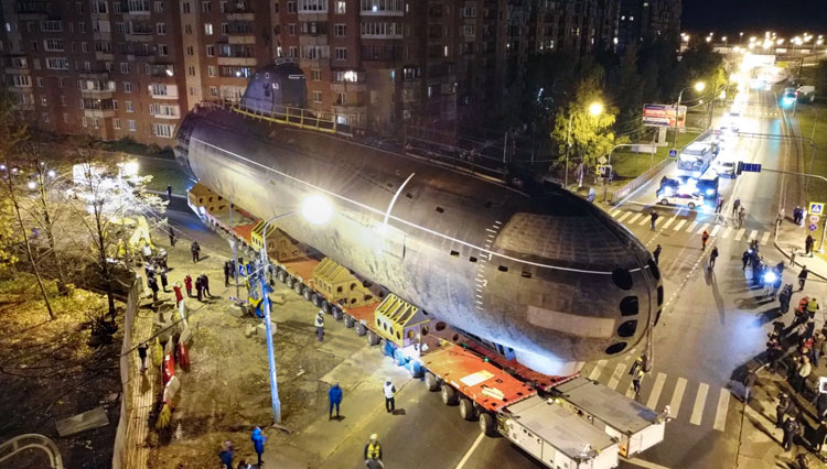 Kapal selam Soviet, K-3 Leninsky Komsomol saat ditarik melalui jalan raya. Proyek ini telah dikerjakan selama bertahun-tahun di galangan kapal Nerpa. (FOTO: The SUN/AP)