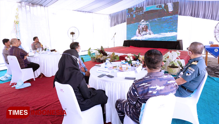 Simulasi tanggap darurat Obvitnas kabel laut 150.000 volt Jawa-Bali di Perairan Bulusan, Kecamatan Kalipuro, Banyuwangi. (FOTO: Laila Yasmin/TIMES Indonesia)