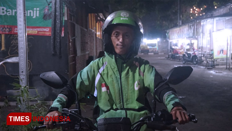 Ahmad Nur Chalymy (29) yang merupakan penyandang disabilitas di Kota Mojokerto. Seorang minoritas yang enggan beralih profesi, menitip kehidupan dari menjadi driver ojek online, Rabu (12/10/2022) (Foto: Thaoqid Nur/TIMES Indonesia)