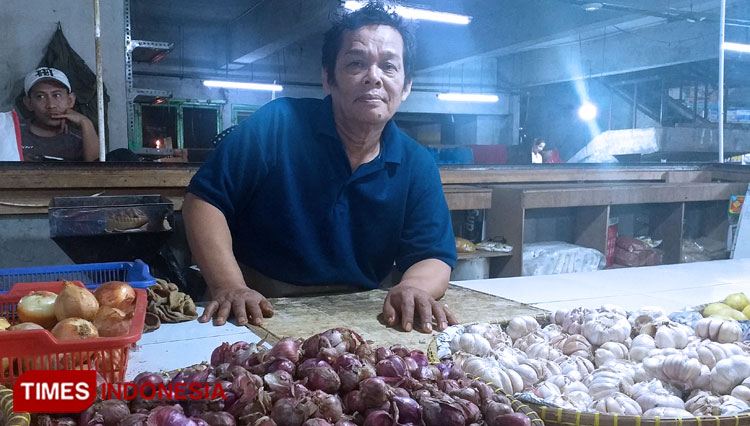 Abdul Dalar (63), pedagang bawang di pasar Kosambi Bandung penerima sembako dari Presiden RI Joko Widodo. (Foto: Megha Nugraha/TIMES Indonesia)