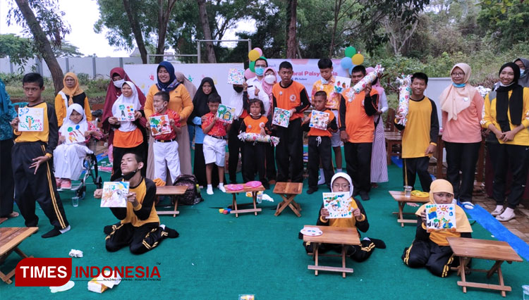 Cerebral Palsy Gathering Se-Kabupaten Tuban dalam peringatan Hari Cerebral Palsy Sedunia, yang dilaksanakan di kawasan sekolah mereka pada Jumat, (14/10/2022) (FOTO: Safuwan/TIMES Indonesia)