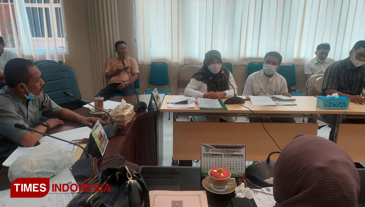 Ketua Komisi III DPRD Kota Probolinggo Agus Riyanto (kiri) memimpin RDP membahas fasum di Perum Kopian Ketapang. (FOTO: Agus Purwoko/TIMES Indonesia)