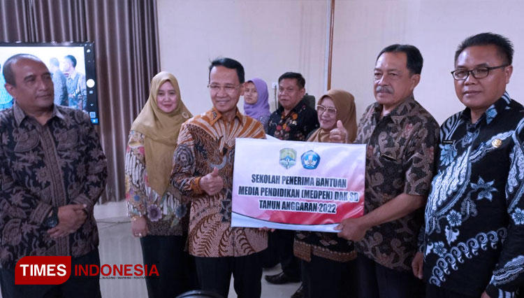 Bupati Majalengka, H Karena Sobahi secara simbolis memberikan bantuan Sapras. (FOTO: Diskominfo Majalengka for TIMES Indonesia)