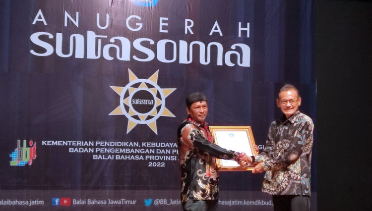 Cantrik Kostela Alang Khoiruddin menerima penghargaan Anugerah Sutasoma 2022 di Balai Bahasa Jatim ( Foto : Kostela for TIMES Indonesia)