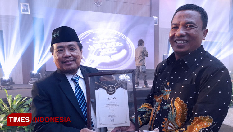 Unzah Genggong dapat Penghargaan Kampus Berprestasi Internasional