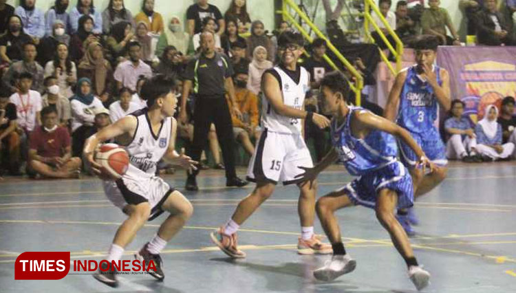 Pertandingan bola basket antar pelajar di kota Kediri. (Foto: Yobby/TIMES Indonesia)