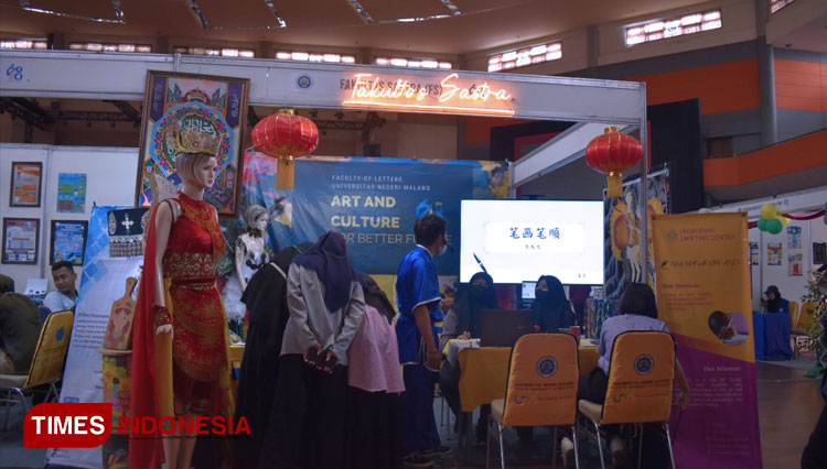 Penampilan tenan Fakultas Sastra dalam Graha Cakrawala pada pameran sastra beserta pengunjung. Sabtu, (15/10/2022). (Foto: Junita/TIMES Indonesia)