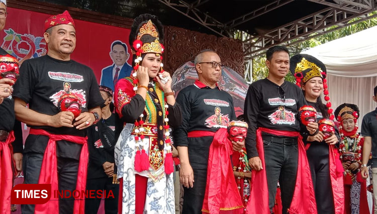 Tari topeng di Indramayu. (Foto: Nurhidayat/TIMES Indonesia)