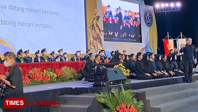 Suasana menari Ratoh Duek di Wisuda Ke-15 Universitas Ciputra Surabaya. (Foto: Shinta Miranda/TIMES Indonesia)