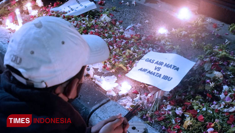 Some fans of Arema put some protest sign in front of the mayor building. (Photo: Rizky Kurniawan Pratama/TIMES Indonesia)