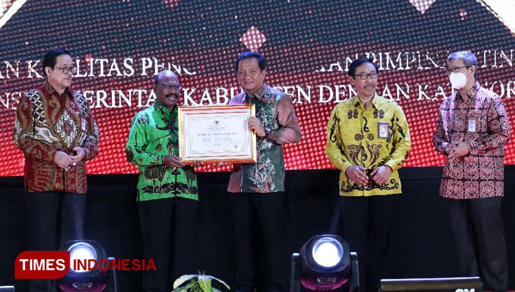 Sekda Jombang Agus Purnomo saat menerima penghargaan Pemkab Jombang sebagai Kualitas Pengisian JPT Katagori Baik Tingkat Nasional di Hotel Royal Ambarrukmo Yogyakarta. (FOTO : Humas Pemkab For TIMES Indonesia) 
