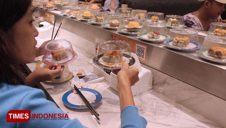 The customers are enjoying various kinds of delicious sushi at Sushikun. (PHOTO: Yobby/TIMES Indonesia)