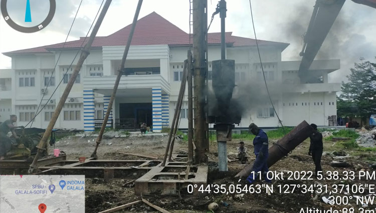 Proses pemasangan tiang pancang pembangunan Depo Arsip Disarpus Malut.(Foto: Dok Disarpus Malut)
