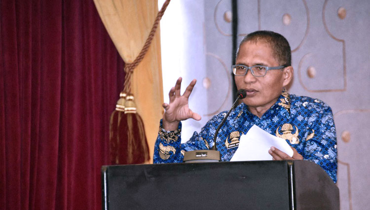 Sekertaris Daerah Kota Gorontalo, Ismail Madjid saat memberikan sambutan di Acara sosialisasi Seminari hasil penelitian Indeks Kualitas Perencanaan di Kota Gorontalo, Senin (17/10/2022). (FOTO: Humas Pemkot Gorontalo) 