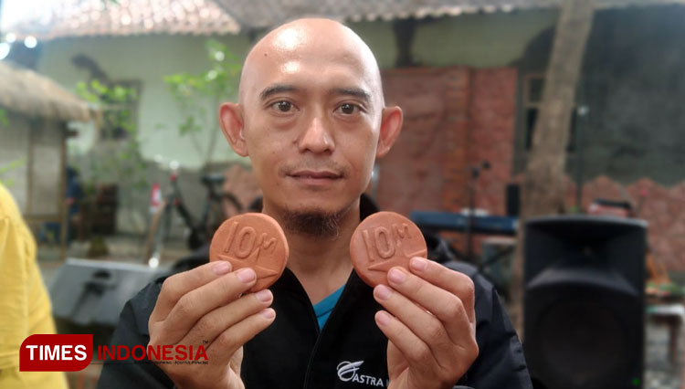 Unik, Transaksi Kuliner Jadul di Majalengka Menggunakan Mpleng