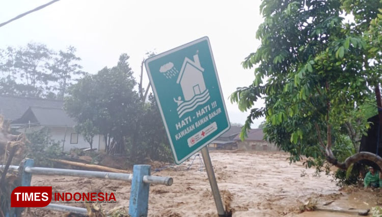 Banjir Bandang Terjang Desa Pujiharjo Di Malang Selatan, Air Dipenuhi ...