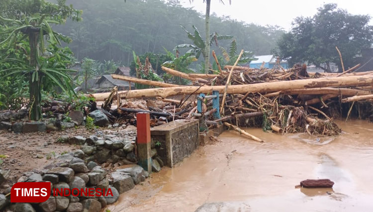 Banjir Bandang Terjang Desa Pujiharjo di Malang Selatan, Air Dipenuhi