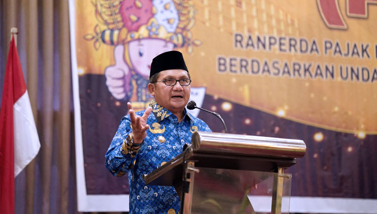 Wali Kota Gorontalo, Marten Taha saat memberikan sambutan di pelaksana Focus Group Discussion (FDG) tentang rancangan peraturan daerah tentang pajak dan retribusi, di Hotel Aston Gorontalo, Senin (17/10/2022). (FOTO: Humas Pemkot Gorontalo)