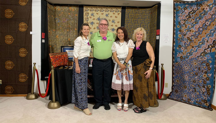 This is How the First Indonesian Batik Exhibition in Florida Goes