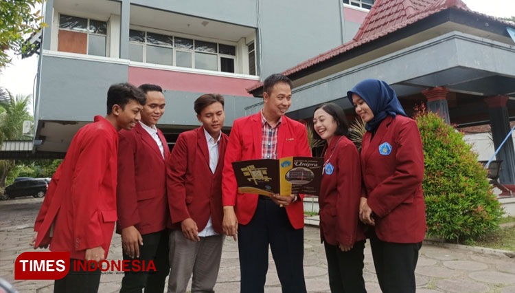 Rektor Dr Bachrul Amiq bersama mahasiswa di Kampus Unipra, Senin (17/10/2022). (Foto: Lely Yuana/TIMES Indonesia) 