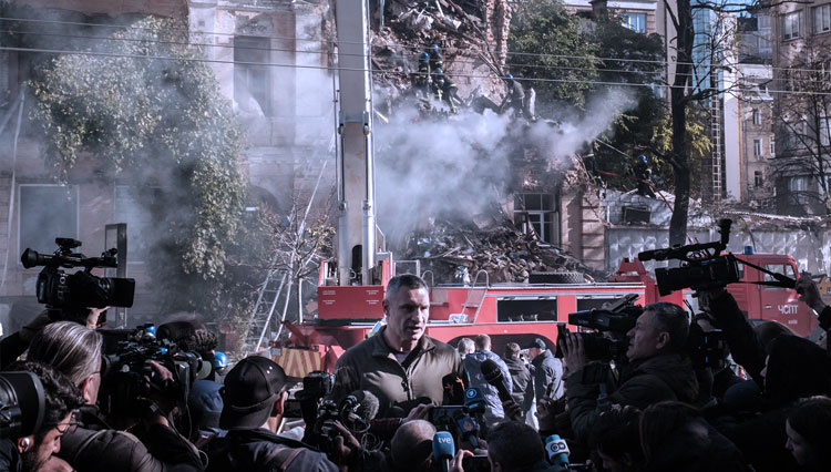 Di sebelah gedung yang hancur inilah ditemukan para korban warga sipil Ukraina, setelah serangan pesawat tak berawak di Kyiv, Ukraina, Senin (17/10/2022) pagi tadi. (FOTO: CNN/AFP/Getty Images)