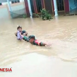 Banjir Malang Selatan, Babinsa Ini Berenang Distribusikan Bantuan