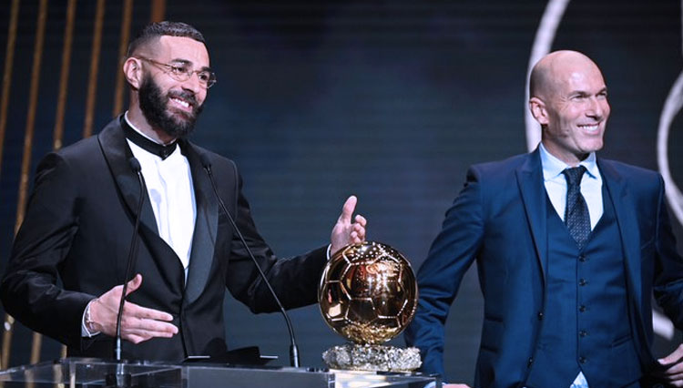 Pemain Real Madrid Karim Benzema bersama legenda Prancis Zinedine Zidane usai menerima gelar Pemain Pria Terbaik dan berhak atas trofi Ballon d'Or 2022. (foto: Real Madrid)