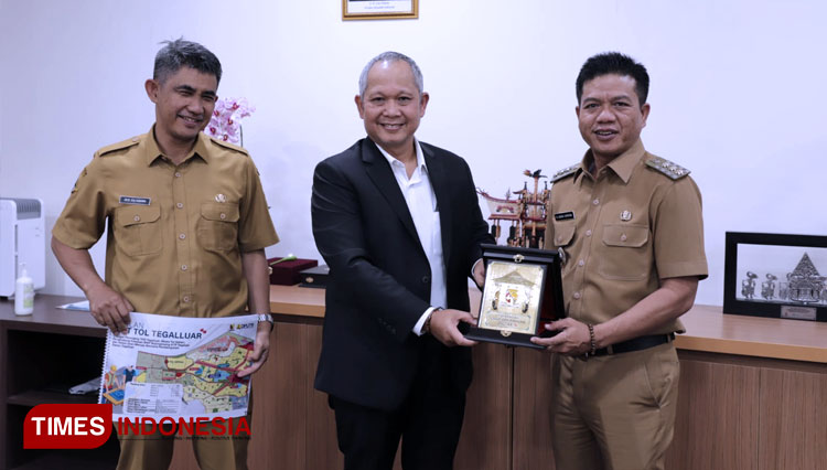 Bupati Bandung Dadang Supriatna didampingi Kadis PUTR Kab Bandung Zeis Zultaqawa saat kunker ke Kementerian PUPR, Selasa (18/10/22). (Foto: Iwa/TIMES Indonesia)
