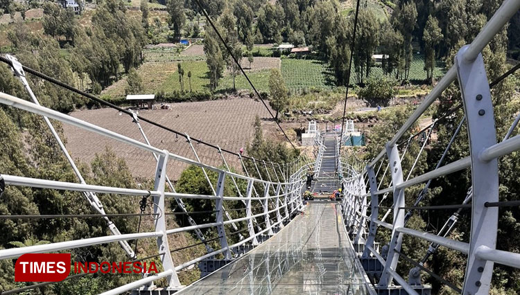 Jembatan kaca Seruni Point Bromo di Kabupaten Probolinggo, yang kini masih proses pengenjaan. (Foto: Bima Setiawan for TIMES Indonesia)