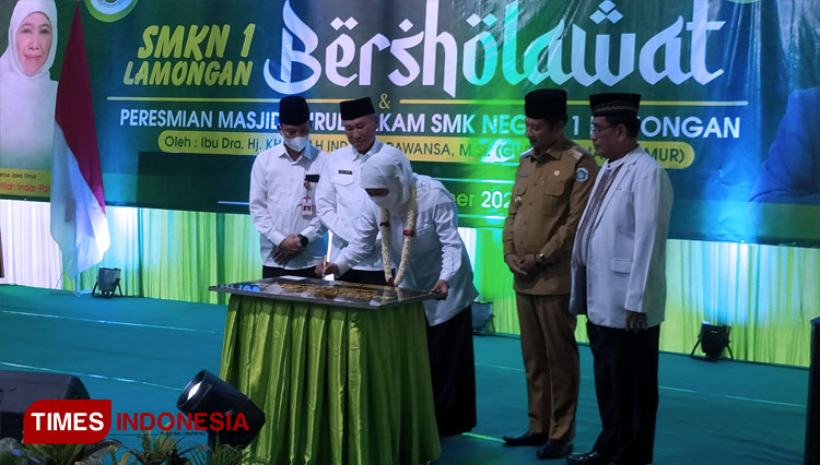 Gubernur Jawa Timur, Khofifah Indar Parawansa, menandatangani prasasti peresmian Masjid Nurul Hakam SMK Negeri 1 Lamongan, Selasa (18/10/2022). (FOTO: MFA Rohmatillah/ TIMES Indonesia)