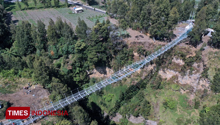 Mengapa Harus Pakai Alas Kaki Khusus saat Melewati Jembatan Kaca Seruni Point Bromo? Ini Jawabannya