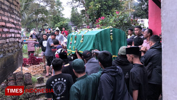Duka Mendalam Iringi Pemakaman Korban ke-133 Tragedi Kanjuruhan