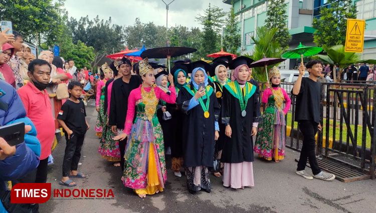 Tradisi Kreasi Unik Sambut Wisudawan Universitas Perjuangan Tasikmalaya