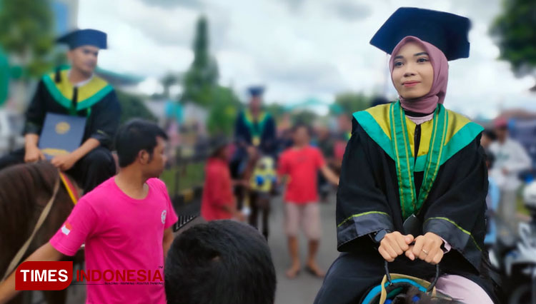 Tradisi Kreasi Unik Sambut Wisudawan Universitas Perjuangan Tasikmalaya