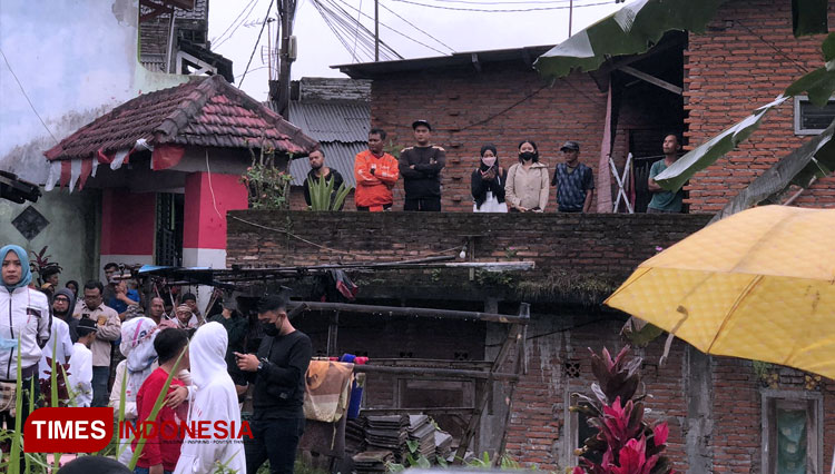 berdoa-dan-menyaksikan-pemakaman-korban-2.jpg