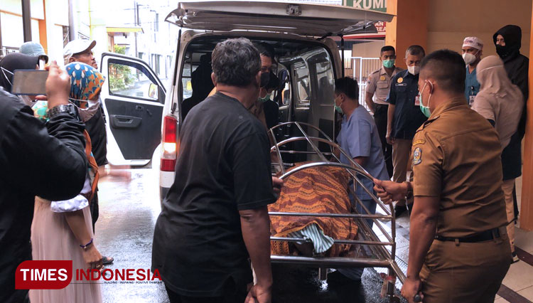 The deceased body taken from the hospital to be given last service at his home. (Photo: Rizky Kurniawan Pratama/TIMES Indonesia)