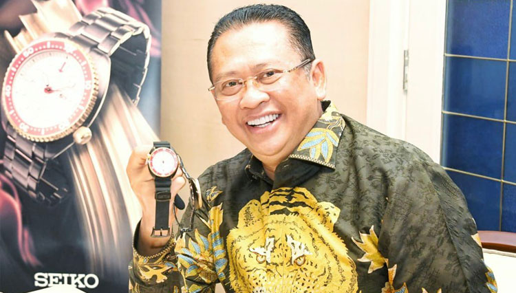 Ketua MPR RI Bambang Soesatyo menjadi Brand Ambassador jam tangan terbaru dari Seiko edisi khusus merah-putih dan Garuda atau Seiko Prospex Diver Collection, Rabu (19/10/2022). (dok MPR RI