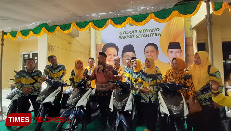 Bupati Gresik Fandi Akhmad Yani saat memberikan motor ke DPD Partai Golkar (Foto: Akmal/TIMES Indonesia).