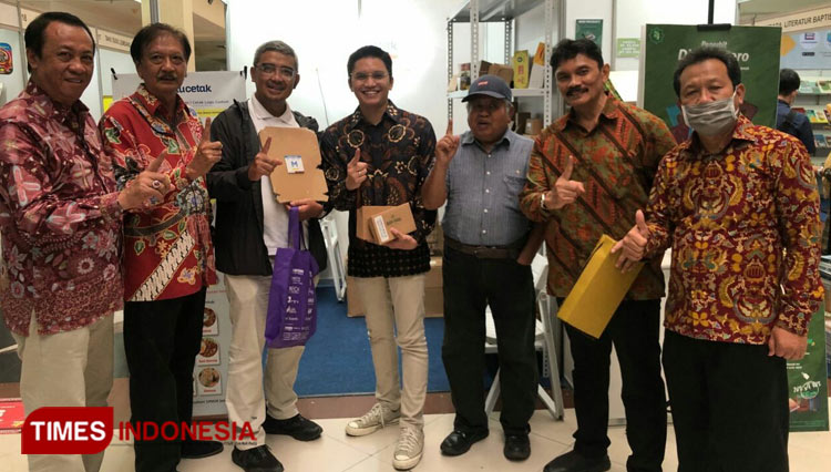 CEO Pintu Cetak, Rama Satya sedang bersama Farhan/Nasdem, dan bapak bapak pengurus ISMI Jabar (Foto: Dokumen Pribadi)