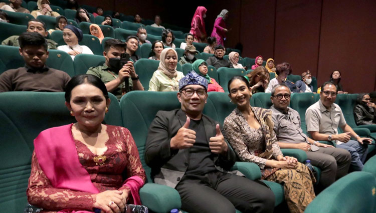 Gubernur Jabar Ridwan Kamil menghadiri Pemutaran Film Nana (Before, Now, and Then) di Ciwalk XXI, Bandung. (Foto: Biro Adpim Jabar/ Yogiprayoga)